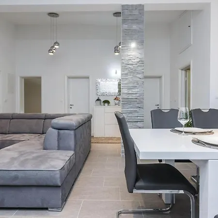 Vakantiehuis Nice In Sveti Petar With House Sea View