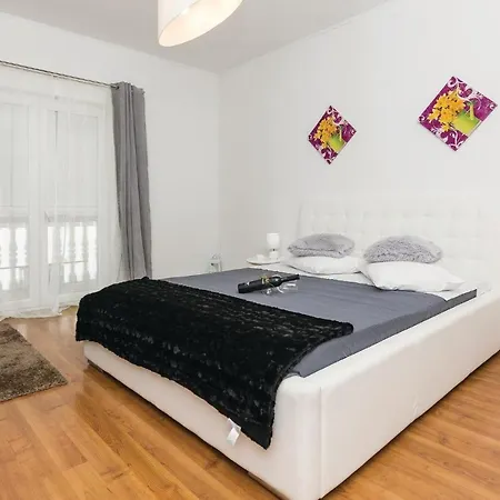 Nice In Sveti Petar With House Sea View Hébergement de vacances *